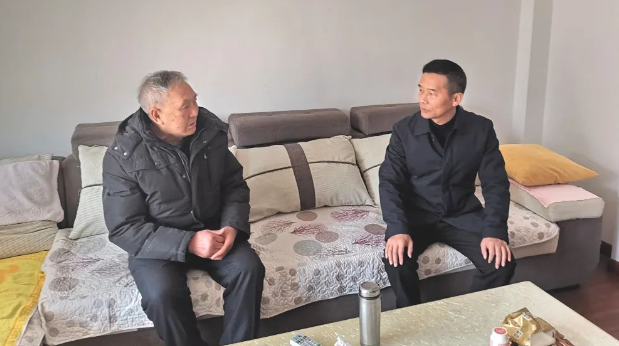 仪征市枣林湾旅游度假区：刘昌金走访慰问困难党员