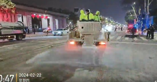 仪征环卫：连续降雪——冷，除冰扫雪——热