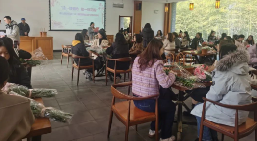 仪征市青山镇工会：捻一缕春色 拾一抹花韵