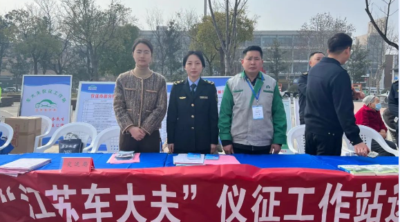 仪征市交通运输局：开展“江苏车大夫”进广场暨普法宣传活动