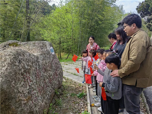 盱眙县天泉湖镇中心幼儿园开展发展型资助育人项目“红色之旅 童心向党行”
