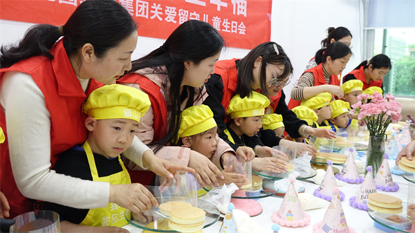 盱眙县五墩中心幼儿园教育集团为留守儿童举办暖心生日会