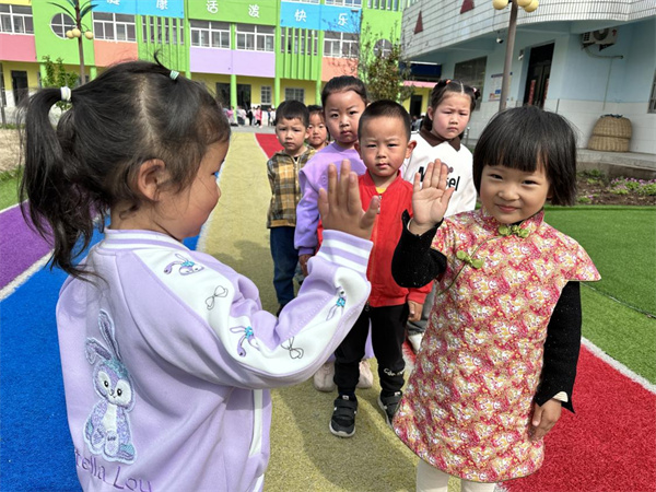 盱眙县河桥镇中心幼儿园开展户外体能小循环展示活动