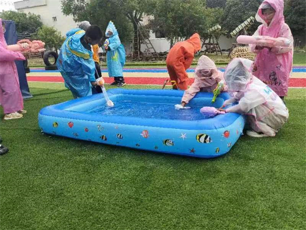 盱眙县河桥镇中心幼儿园开展“玩转六一 水枪大战”活动