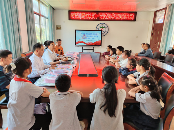 情暖六一 与爱“童”行——盱眙县教体局退休党支部走进天泉湖小学开展贫困学子慰问活动
