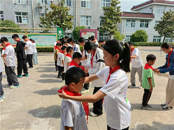 盱眙县仇集镇中心小学举行一年级新队员入队仪式