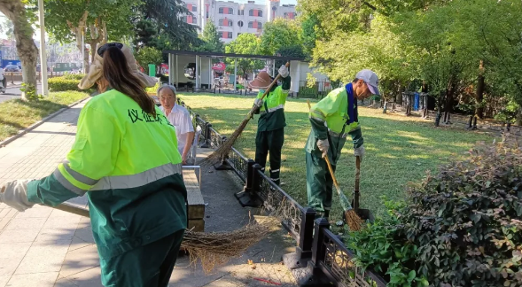 仪征环卫工人：用汗水美化城市