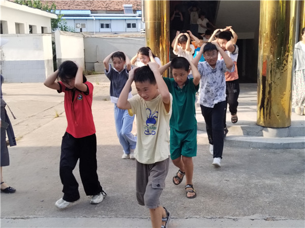盱眙县希望小学举行应急疏散演练