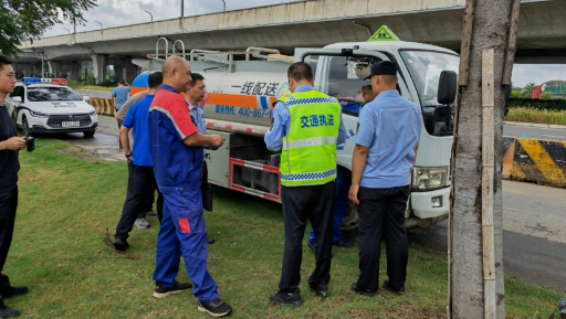 仪征市交通运输局：联合执法 打击非法流动加油车