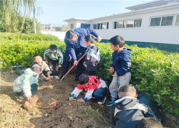 盱眙县管镇中心小学落实“双减”，开展劳动实践教育活动