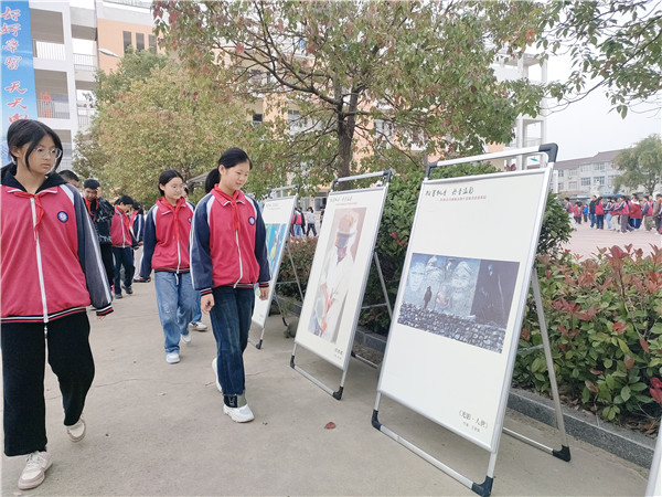 名家书画进校园 翰墨飘香启智慧——盱眙县管镇中心小学举办 “名家书画展