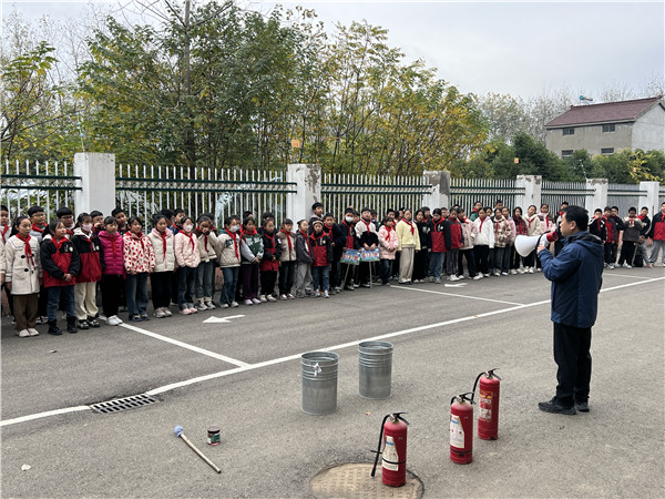 防患未“燃”，安全同行——盱眙县盱城街道中心小学举行消防灭火演练