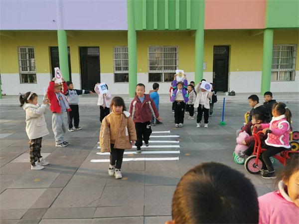 交通安全 你我同行——盱眙县河桥镇中心幼儿园全国交通安全日宣传活动