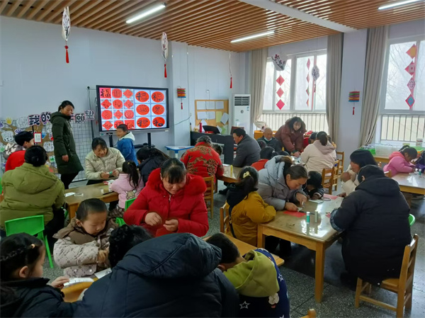 家园共育 别样的陪伴——盱眙县河桥镇中心幼儿园开展元旦亲子手工活动