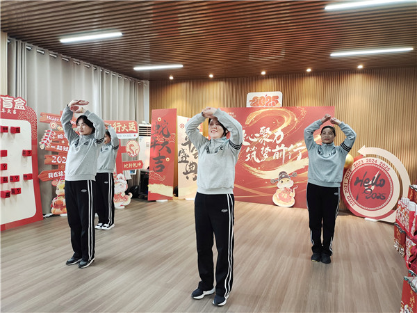 舞动青春，共迎新年——盱眙县官滩镇中心幼儿园举行迎元旦教师文艺晚会