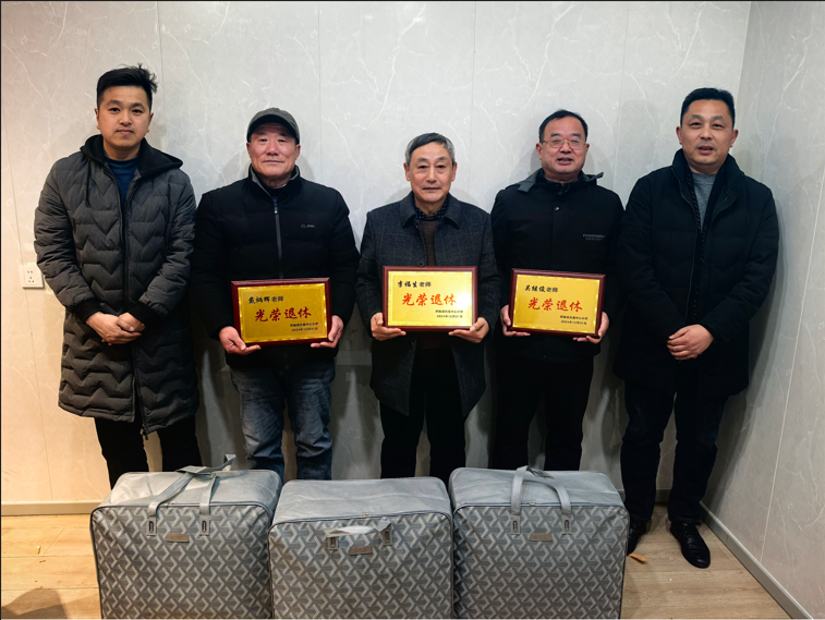 盱眙县仇集小学为退休教师举行荣退仪式