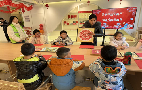剪纸添彩 童趣飞扬 共绘蛇年新篇