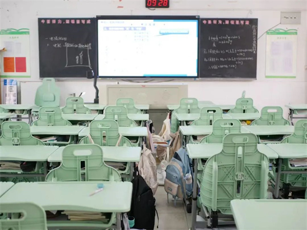 新年新气象 关爱再升级——江苏省盱眙中学创新部启用可躺式桌椅