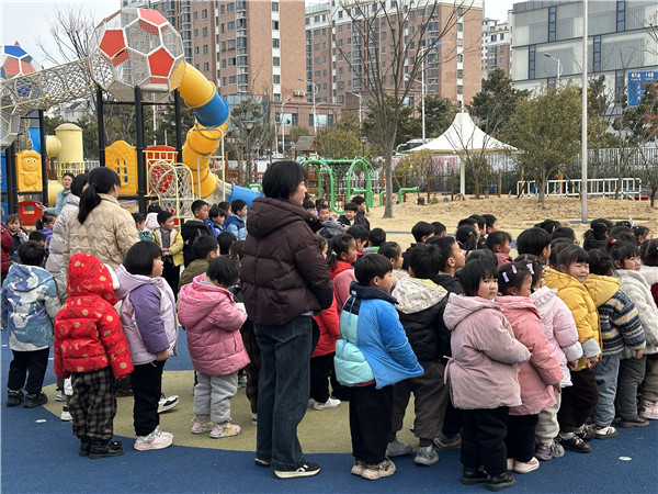以“练”筑防，安全“童”行——盱眙县盱城街道中心幼儿园举行消防逃生演练