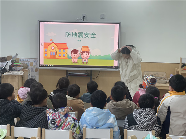 以练筑防  临震不乱——盱眙县淮建路幼儿园开展防震安全演练活动