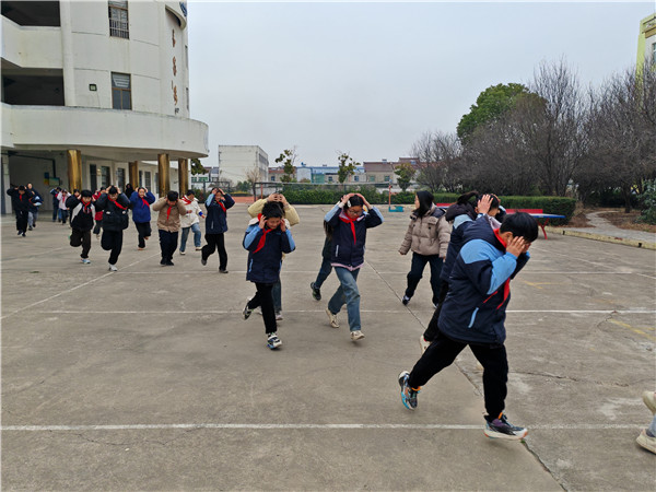 应急演练始于心  防患未然始于行——盱眙县希望小学开展应急逃生安全演练