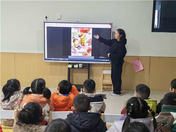 盱眙县淮建路幼儿园开展“春‘锋’十里 ，感恩有你”学雷锋活动