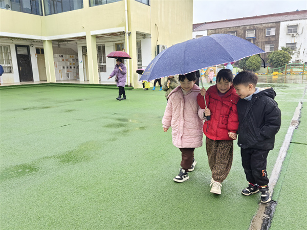 盱眙县马坝镇中心幼儿园开展“三月春风暖人心 雷锋精神伴童心”主题活动