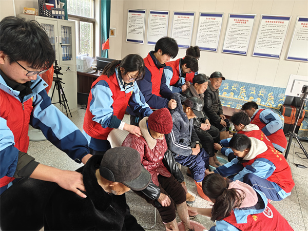 盱眙县维桥初级中学开展春“锋”送暖，银龄笑颜活动
