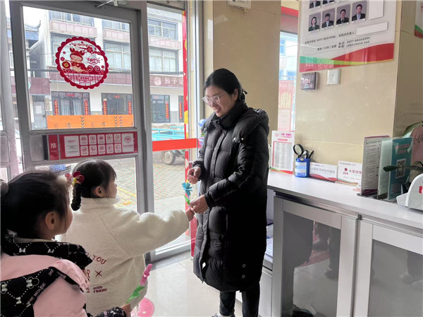 童心绘爱意，巧手献真情：盱眙县旧铺镇中心幼儿园开展庆“三八”妇女节主题