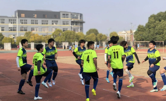  扬州维扬中学：逐梦绿茵场 青春绽光芒