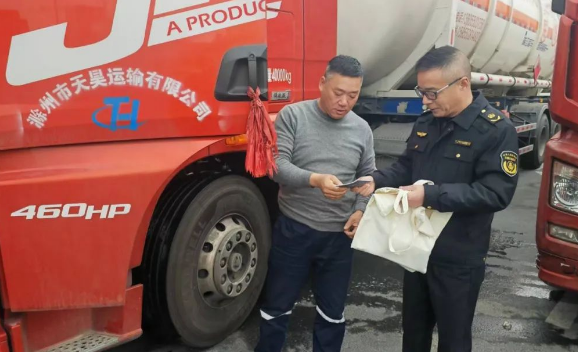 仪征市交通运输局：爱满雷锋月 情暖三月天