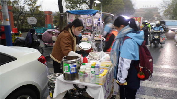 江苏省盱眙中学周边安全再升级：交警、城管联合行动筑牢学生安全防线