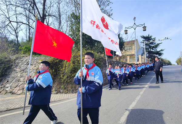红领巾心向党 清明祭英烈——盱眙县五墩实验小学开展清明节烈士陵园祭扫活