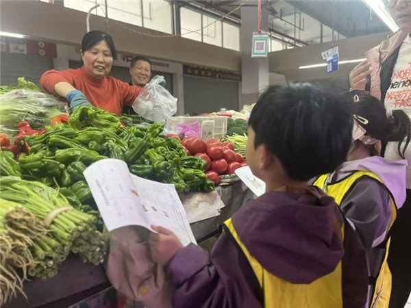 盱眙县城南中心幼儿园（临淮园）大班组开展“小小采购员”逛菜场活动