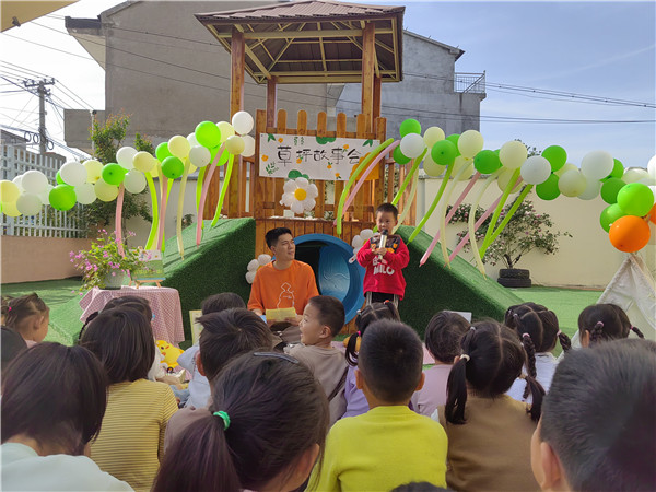 绿茵书香沁童心——盱眙县天泉湖镇中心幼儿园开展草坪故事会活动