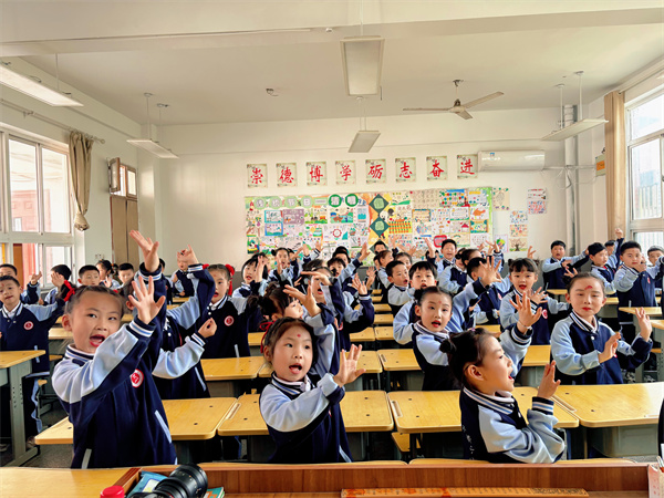 小手舞动，艺术点亮课——盱眙县五墩实验小学举办一年级课桌舞比赛