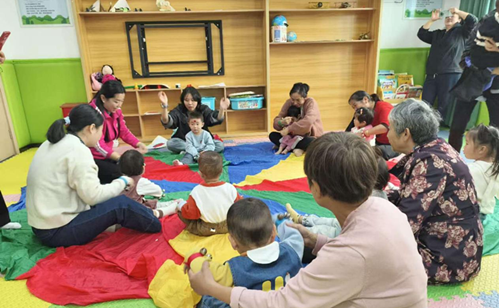 新华社区：亲子互动乐迢迢 欢乐歌声满课堂