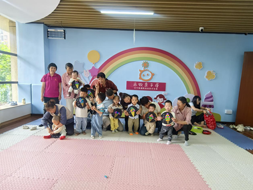 牧龙社区禾牧亲子屋开展“甜蜜夏日·冰淇淋童趣”亲子活动