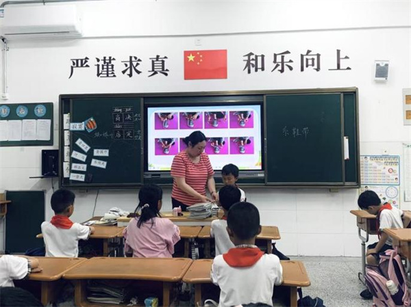 巧手系鞋带 快乐促成长——盱眙县实验小学第一分校二年级系鞋带活动