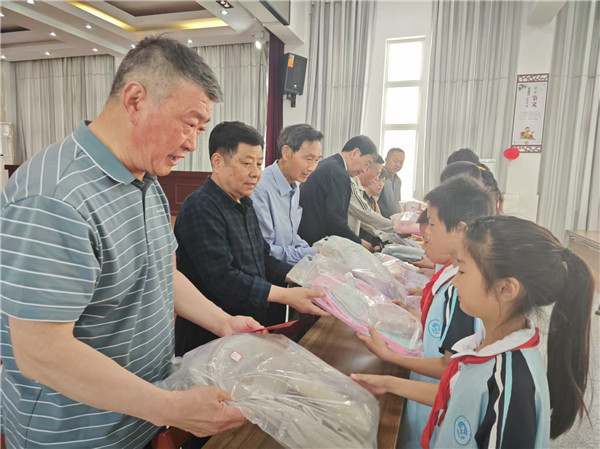 盱眙县教体局离退休干部党总支在盱眙县河桥中心小学举行“六一”儿童节捐赠
