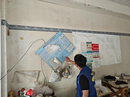 湖熟街道河南社区：网格员开展餐饮场所健康证检查工作