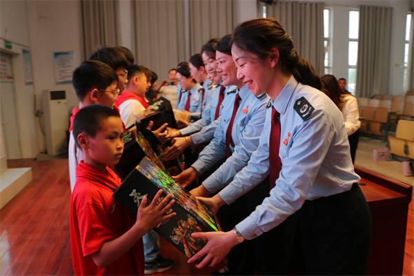 眙爱同行 税暖童心——税务“爱心妈妈”与盱眙县桂五镇中心小学寄宿生共庆