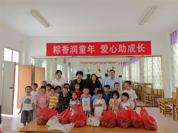   粽香润童年 爱心助成长——盱眙县穆店镇关工委组织正清家庭农场与留守儿童过端午