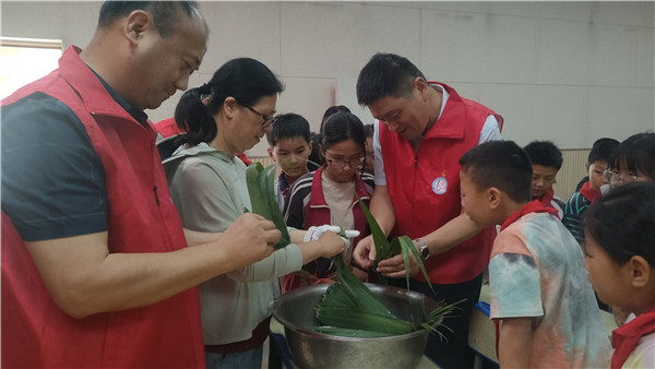 粽香传温情 关爱暖童心——盱眙县管镇中心小学关工委与留守儿童共度端午佳节