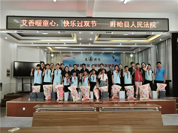 艾香暖童心  快乐过双节——“法官妈妈”走进盱眙县河桥中心小学