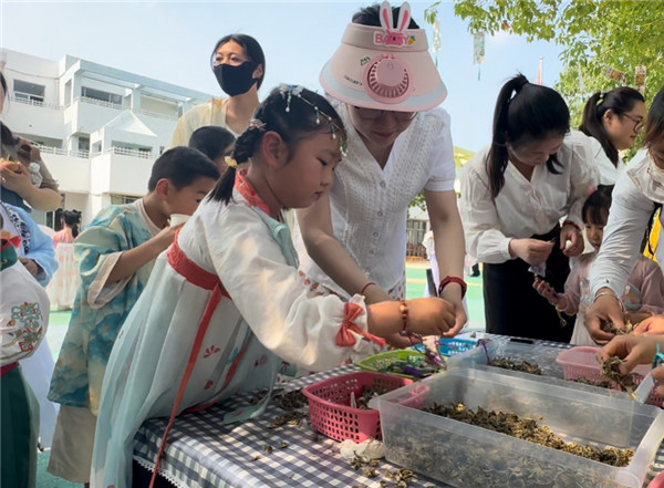 粽香童乐迎双节 亲子携手共成长——盱眙县第一实验幼儿园开展庆端午庆六一