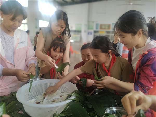  粽叶飘香迎端午 情系留守暖童心——盱眙县黄花塘小学开展庆端午系列活动