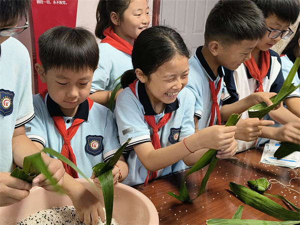 艾香暖童心  快乐过双节——盱眙县城南实验小学开展端午节关爱留守儿童包