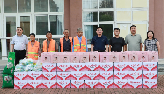 仪征市新集镇：高温送清凉 关爱沁人心