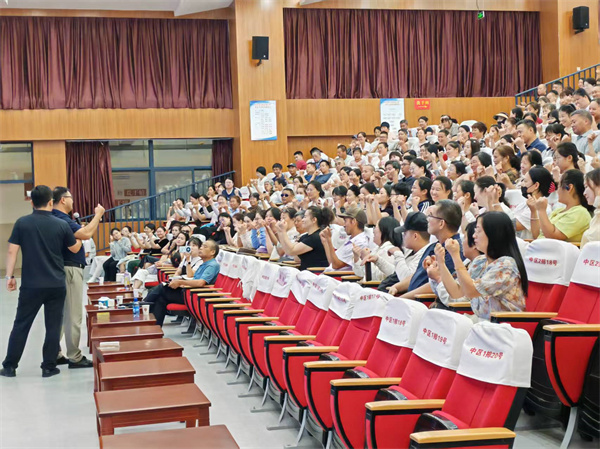 学会做智慧父母 成就卓越少年——盱眙县五墩实验小学举行家庭教育专家讲座活动